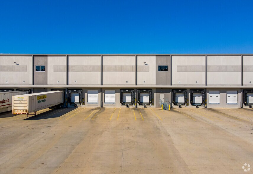 More Photos Of 2000 Logistics Center Dr, Fairburn Distribution For Lease