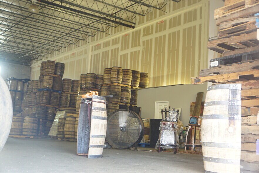 More Photos Of 1700 35th St, Orlando Warehouse For Lease