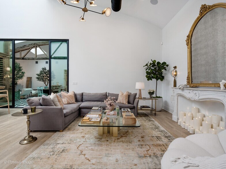 More Photos Of 2733 N Pulaski Rd, Chicago Showroom For Sale