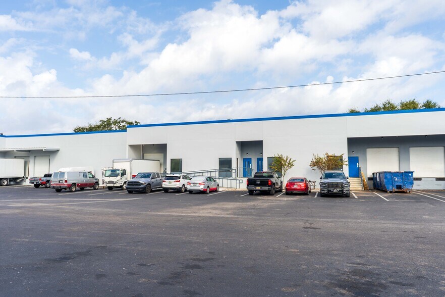 More Photos Of 5501-5519 Pioneer Park Blvd, Tampa Distribution For Lease