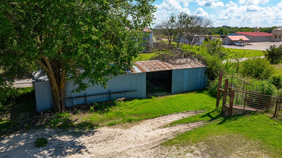 More Photos Of 1853 S Broadway St, Coalgate Flex For Sale