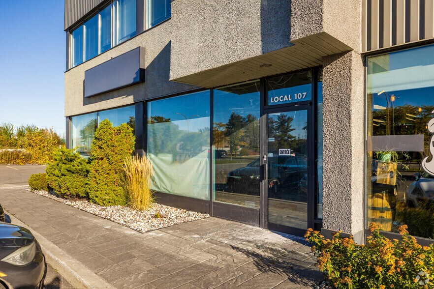 More Photos Of 25-31 Boul de la Seigneurie E, Blainville Office For Lease