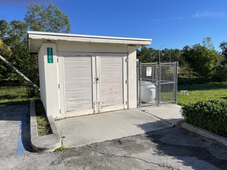 More Photos Of 3205 Beck Blvd, Naples Office For Lease