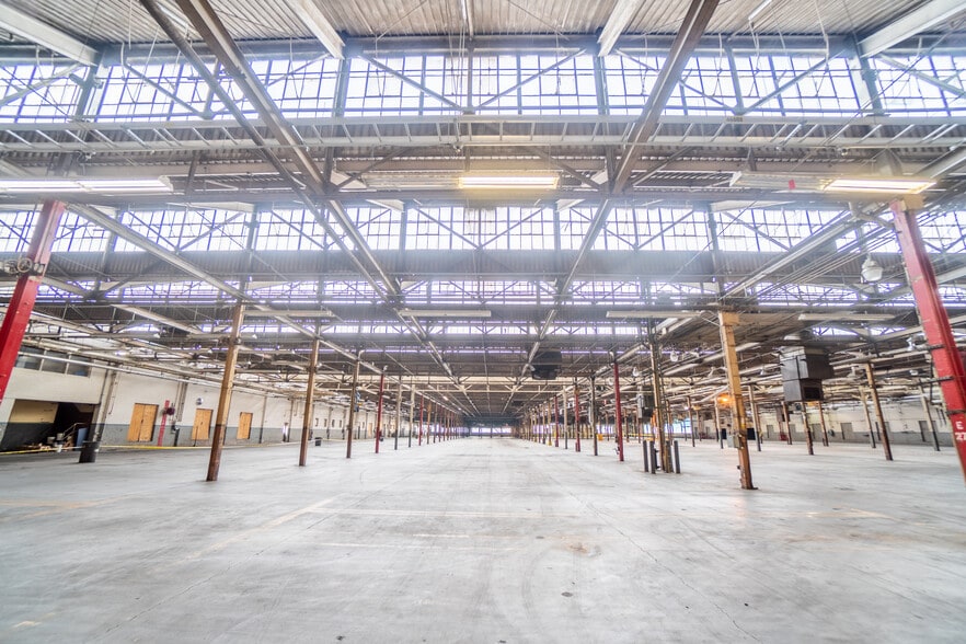 More Photos Of 922 E Meighan Blvd, Gadsden Manufacturing For Lease