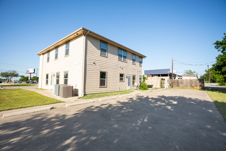 More Photos Of 310 W Murray St, Manor Office Residential For Lease
