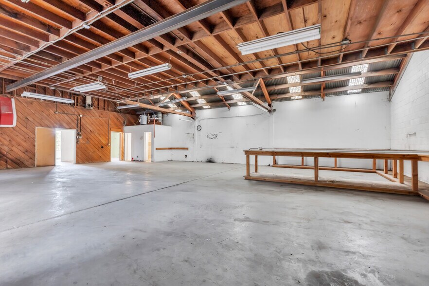 More Photos Of 227 Commission St, Salinas Showroom For Sale