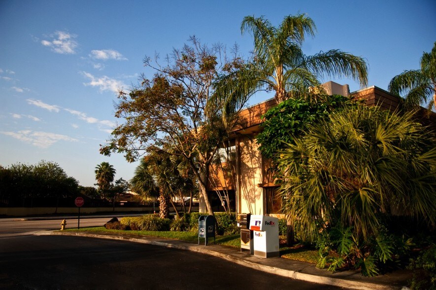 1021 Ives Dairy Rd, Miami, FL 33179 For Lease