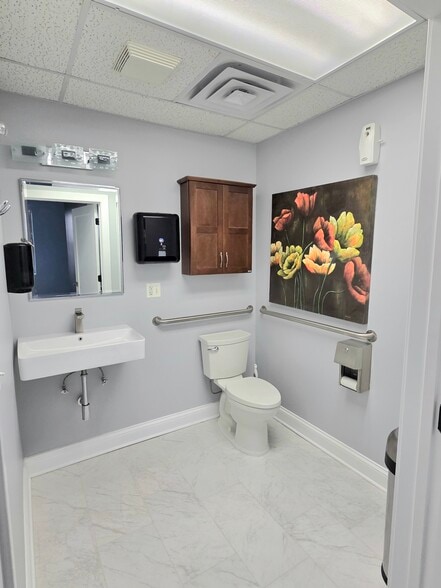 More Photos Of 2111-2115 Chestnut Ave, Glenview Office For Sale