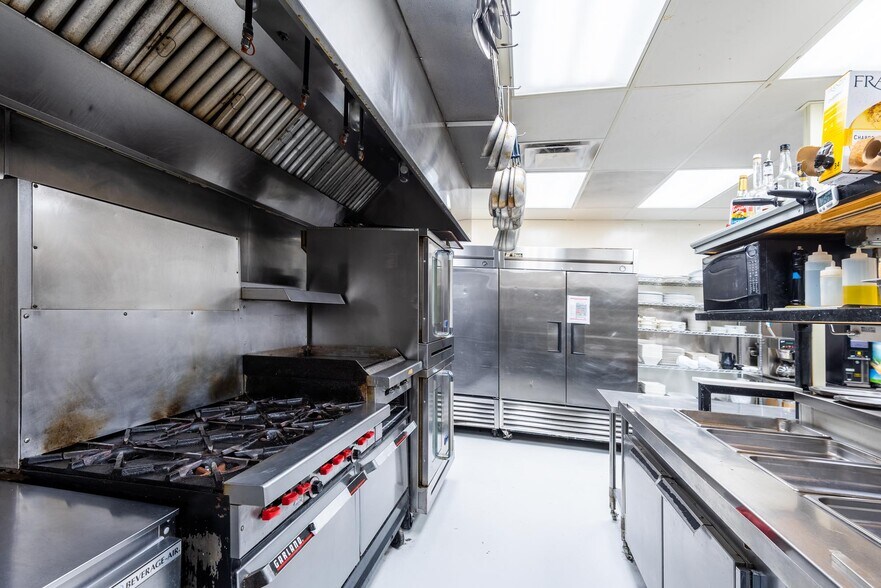 More Photos Of 117 Pine St, Pinedale Restaurant For Sale