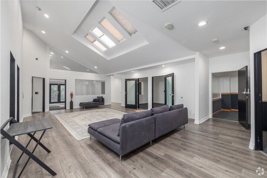 More Photos Of 1952 N Cahuenga Blvd, Los Angeles Movie Radio TVStudio For Lease