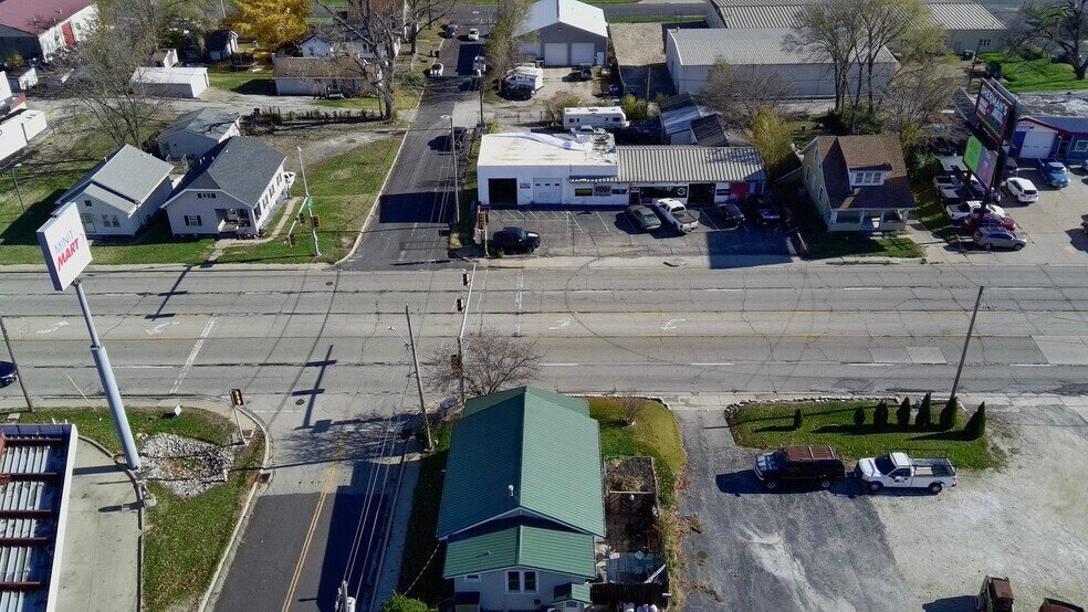 More Photos Of 600 S McKinley St, Bartonville Light Distribution For Sale