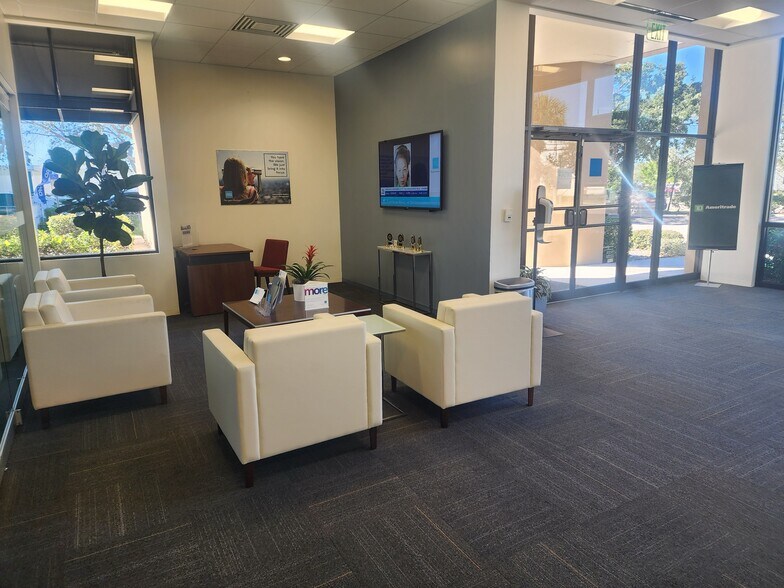 More Photos Of 6700 22nd Ave N, Saint Petersburg Bank For Sale