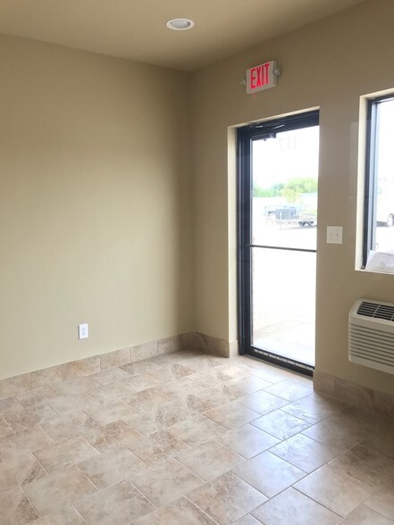 More Photos Of 5929 Bardet St, Pearland Warehouse For Lease