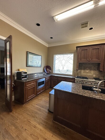 More Photos Of 112 E 4th St, Houston Coworking Space