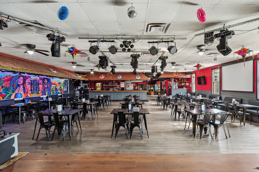 More Photos Of 900 Oak St, Pittston Showroom For Sale