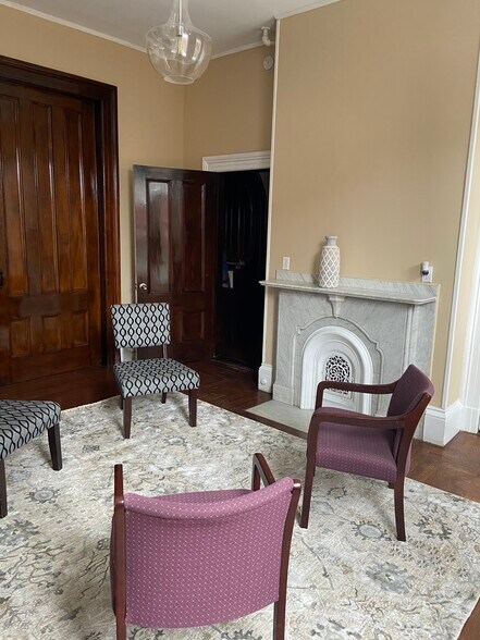 More Photos Of 8 Jackson Ct, Lawrence Office Residential For Lease