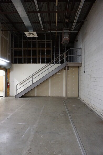 More Photos Of 93 W Campbell Rd, Rotterdam Freestanding For Sale