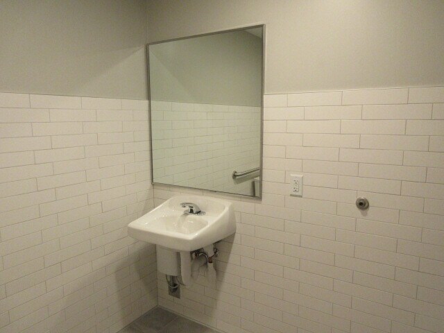 More Photos Of 200 Creek Ln N, Jordan Bank For Lease