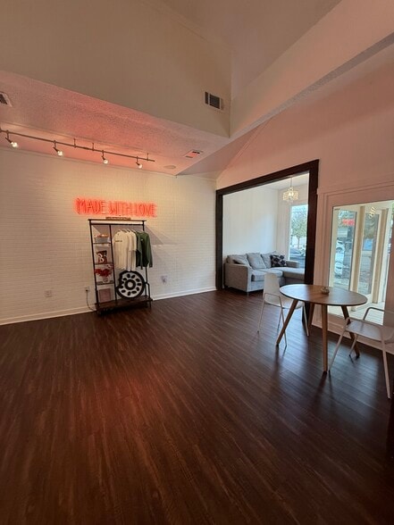 More Photos Of 2905 Race St, Fort Worth Restaurant For Lease