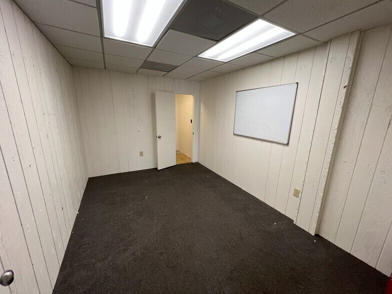 More Photos Of 748 Commerce Cir, Longwood Warehouse For Lease