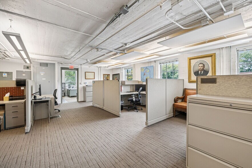 More Photos Of 112 Bridge St, Franklin Office For Sale