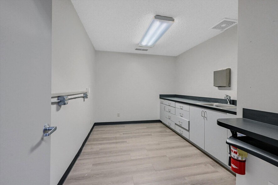 More Photos Of 815 Pecan Grove Rd E, Sherman Medical For Sale