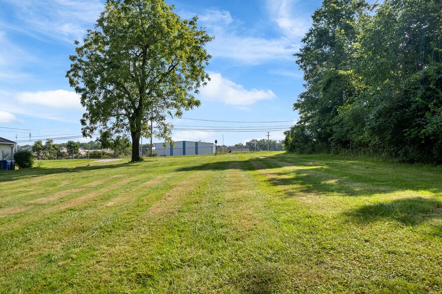 More Photos Of 60 Williams St, Grand River Warehouse For Sale