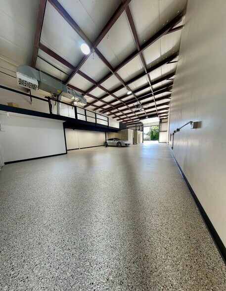 More Photos Of 517 N Lake Ave, Twin Lakes Showroom For Lease