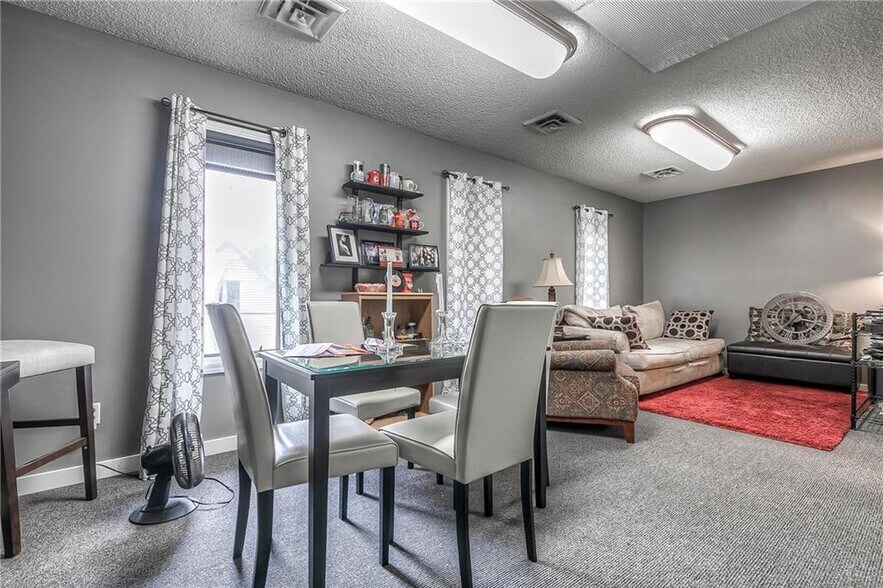 More Photos Of 4 W Monroe St, Buckner Office For Lease