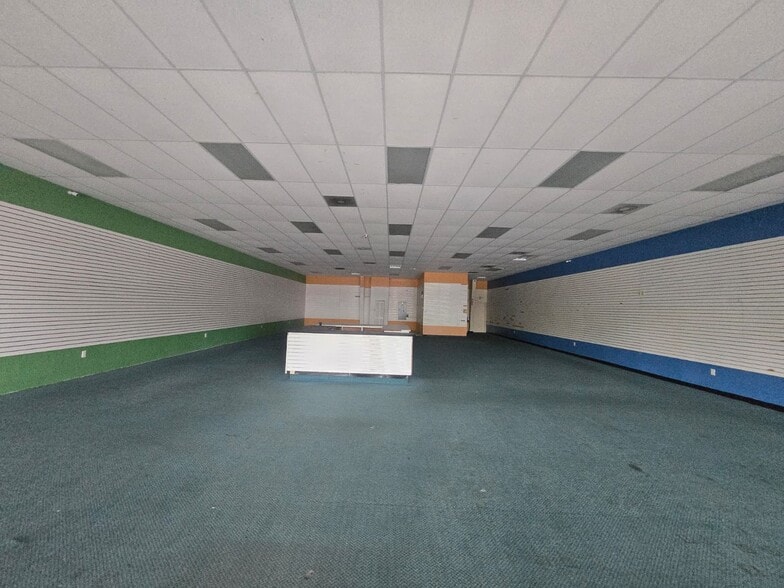 More Photos Of 3942 Tyrone Blvd N, Saint Petersburg General Retail For Lease