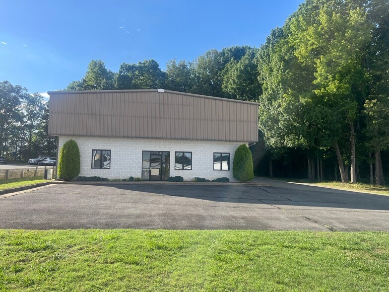 Primary Photo Of 44 Plaza Dr, Manakin Sabot Showroom For Lease