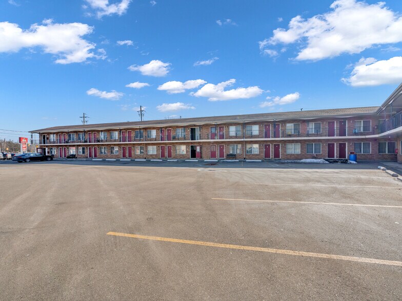 More Photos Of 2889 Howard Av, Windsor Hotel For Sale