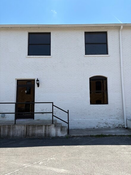 More Photos Of 27 N Main St, Springfield Specialty For Lease