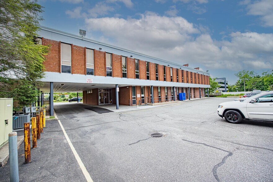 More Photos Of 80 Maple Ave, Smithtown Office For Lease