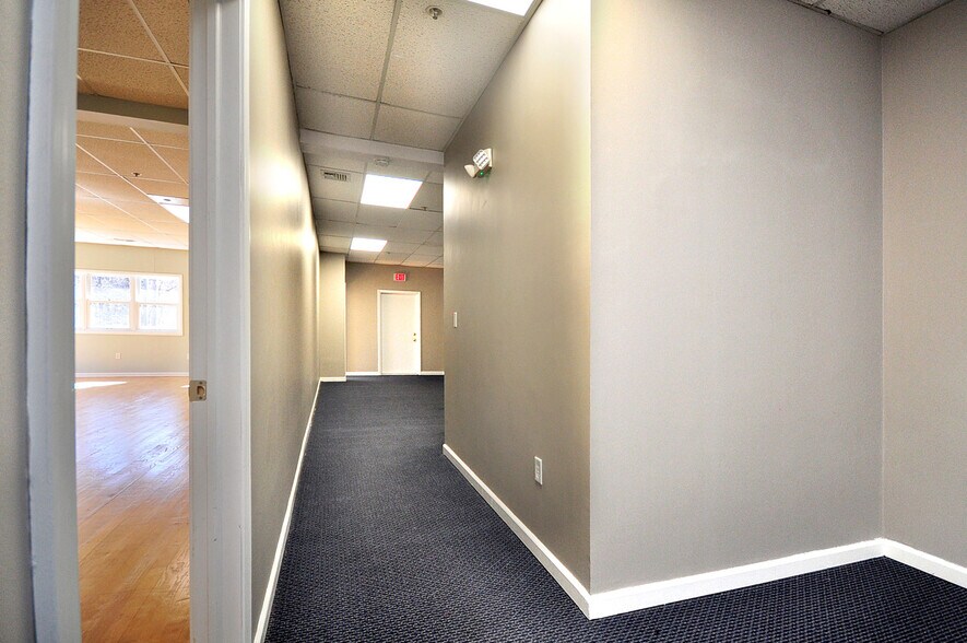 More Photos Of 75 Berlin Rd, Cromwell Medical For Sale