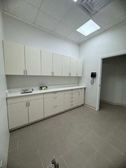 More Photos Of 1432 Hylan Blvd, Staten Island Medical For Lease