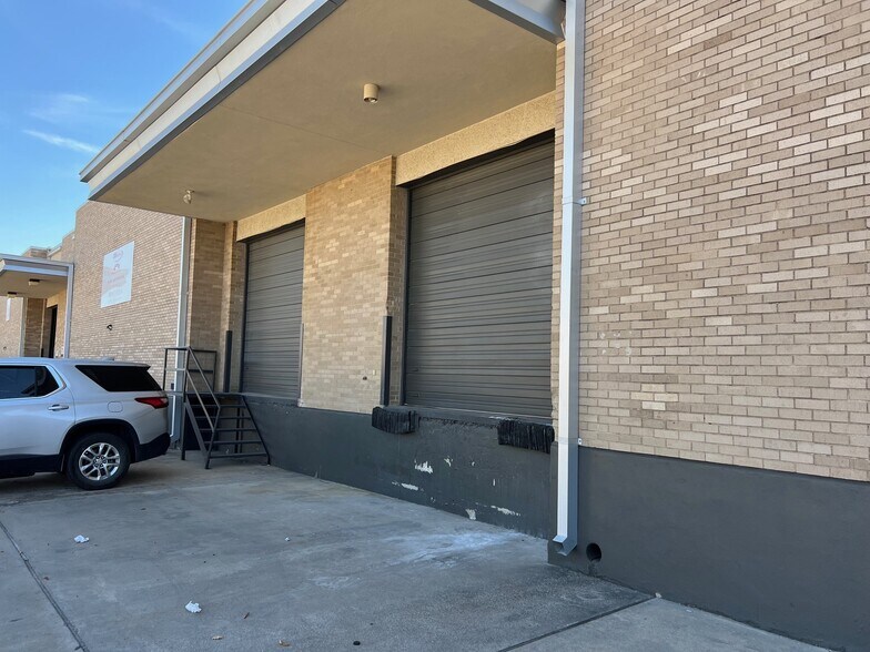More Photos Of 2624 Andjon Dr, Dallas Manufacturing For Lease