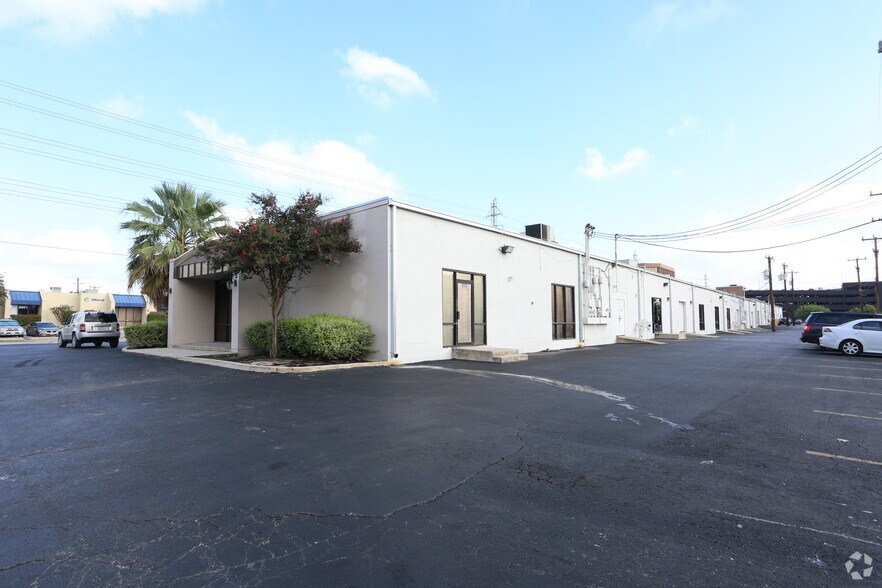 More Photos Of 8800-8844 Tradeway St, San Antonio Showroom For Lease