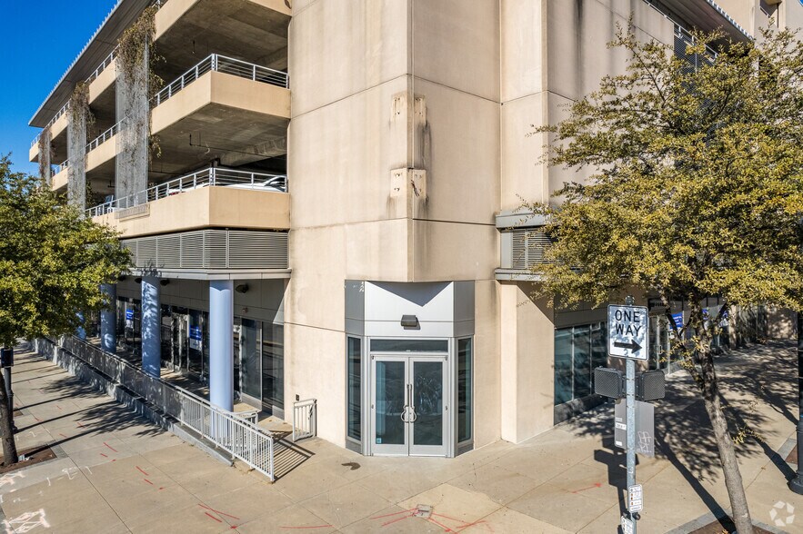 More Photos Of 2200 Victory Ave, Dallas Apartments For Lease
