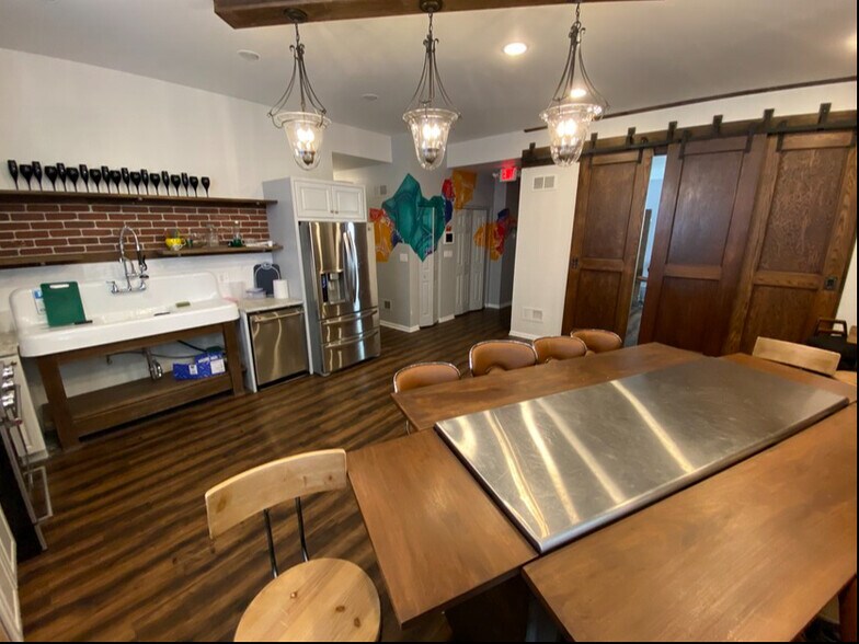 More Photos Of 72-76 N Broadway St, Des Plaines Light Distribution For Sale