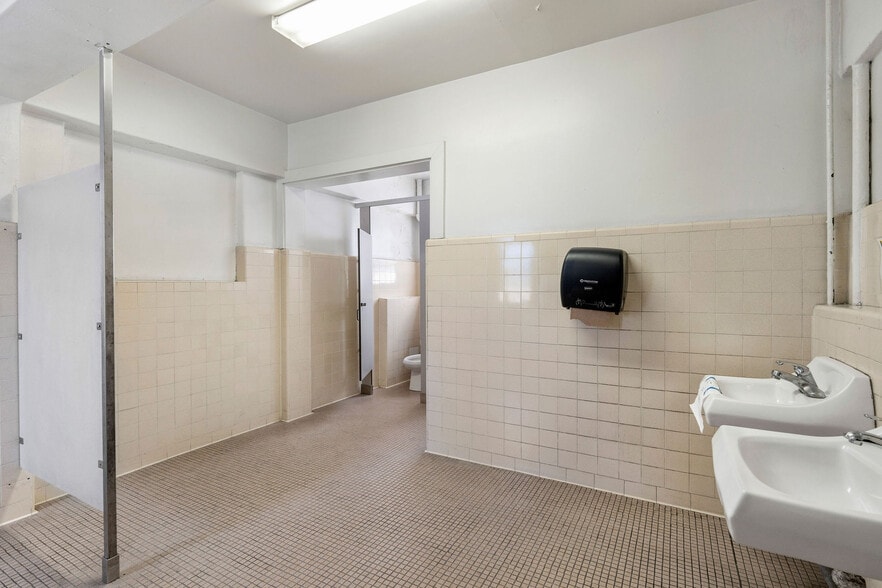 More Photos Of 4755 130th st, Hawthorne Schools For Lease