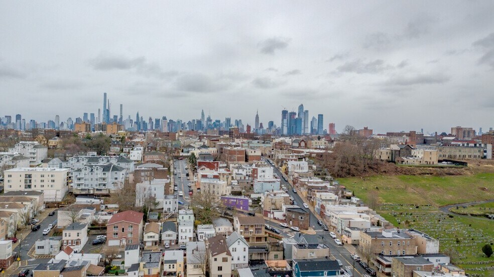 More Photos Of 4319 Meadowview Ave, North Bergen Warehouse For Lease