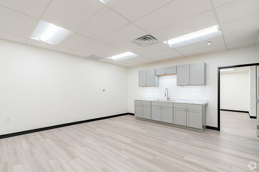 More Photos Of 240 N Sunway Dr, Gilbert Manufacturing For Lease