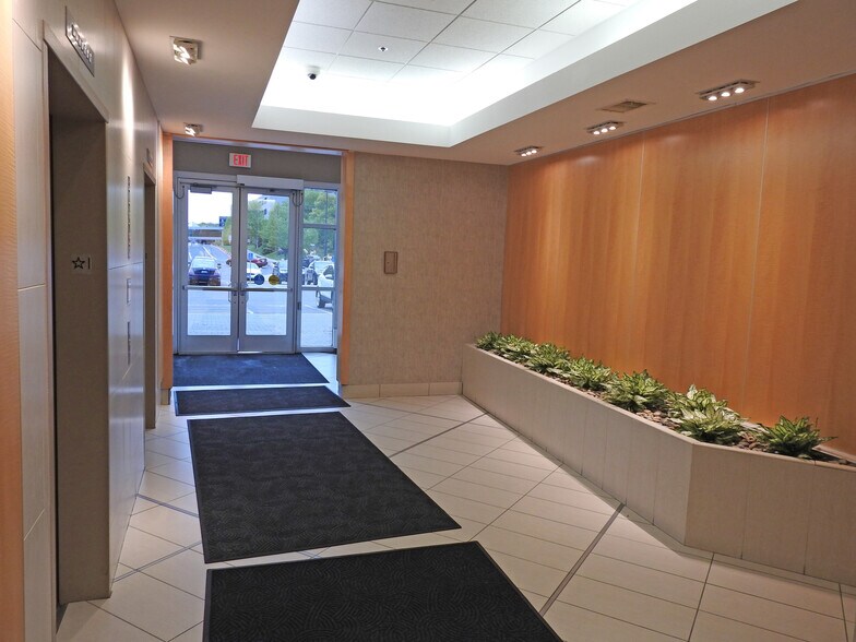 More Photos Of 8201 Norman Center Dr, Bloomington Office For Lease