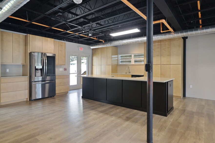 More Photos Of 10830 Navajo Dr, Saint Petersburg Showroom For Sale