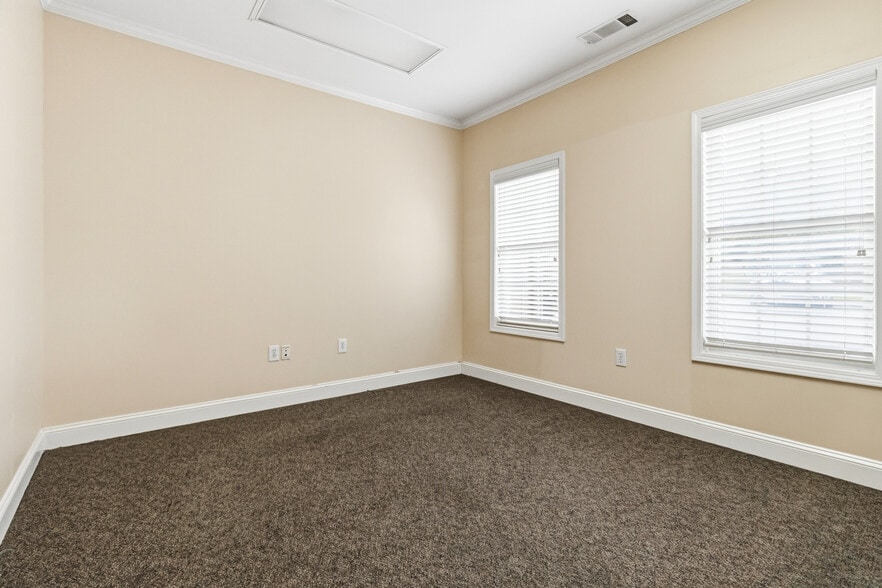 More Photos Of 100-126 Prospect Pl, Alpharetta Office For Sale