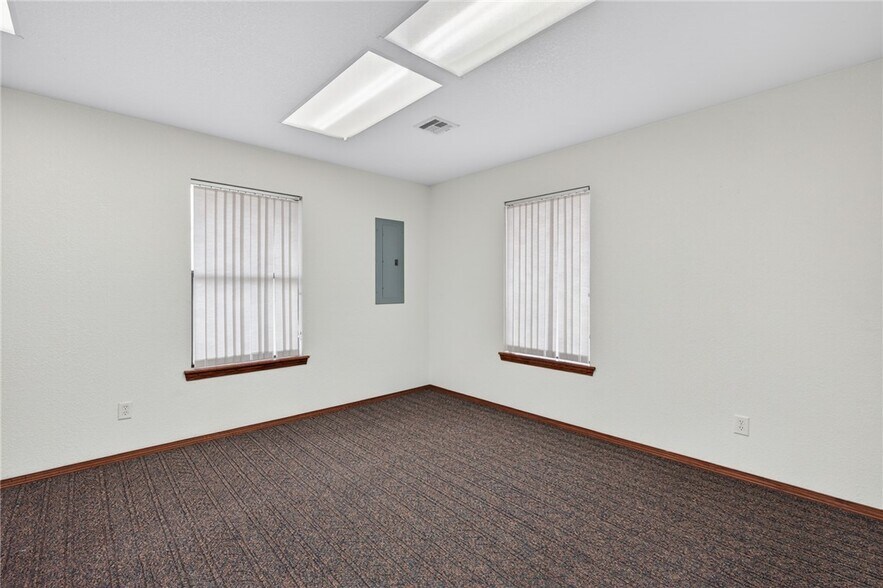 More Photos Of 706 W Broadway St, Spiro Medical For Sale