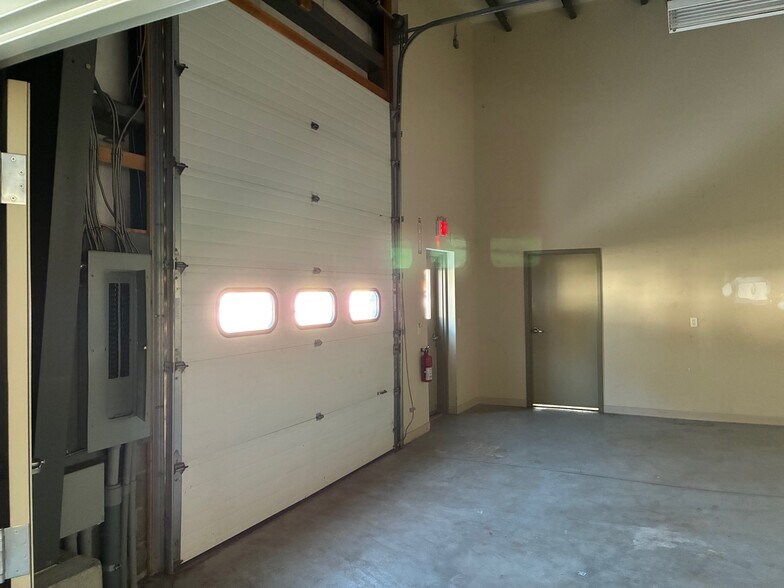 More Photos Of 160 S Turnpike Rd, Wallingford Light Distribution For Lease