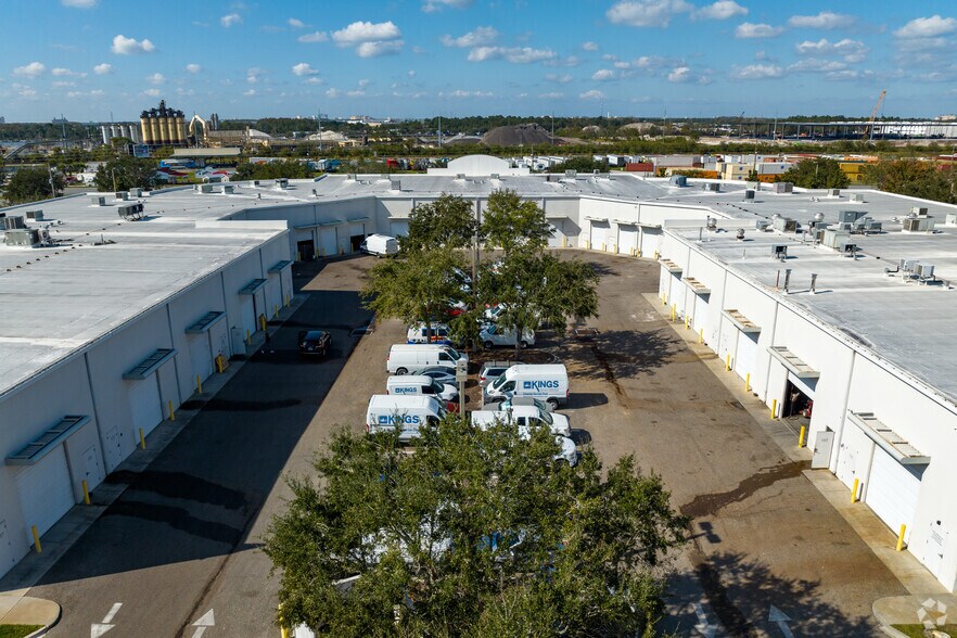 More Photos Of 10501 S Orange Ave, Orlando Light Manufacturing For Lease