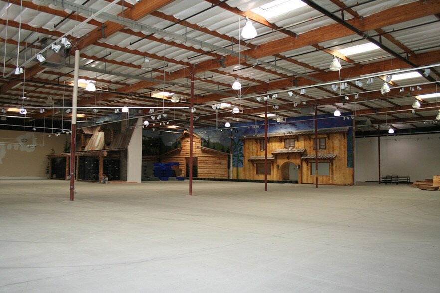 More Photos Of 26455 Ruether Ave, Santa Clarita Showroom For Lease